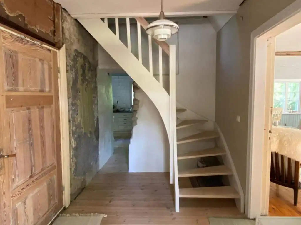 Historisches Treppenhaus im restaurierten Schulgebäude Torsholma Skolhus in Småland mit originalen Holzelementen
