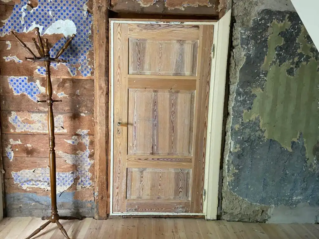 Detailansicht einer historischen Holztür im Ferienhaus Torsholma Skolhus – charaktervolle Architektur im alten Schulhaus