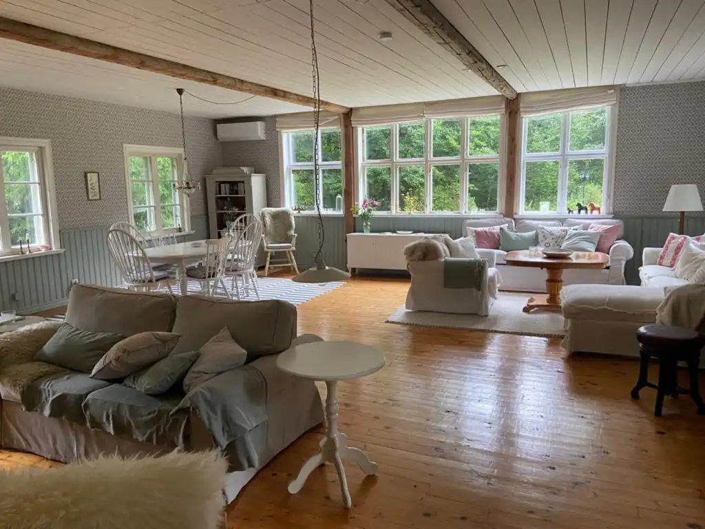 Großer Wohnraum mit Essbereich im Ferienhaus Torsholma Skolhus in Småland – ideal für gemeinsamen Urlaub in Schweden