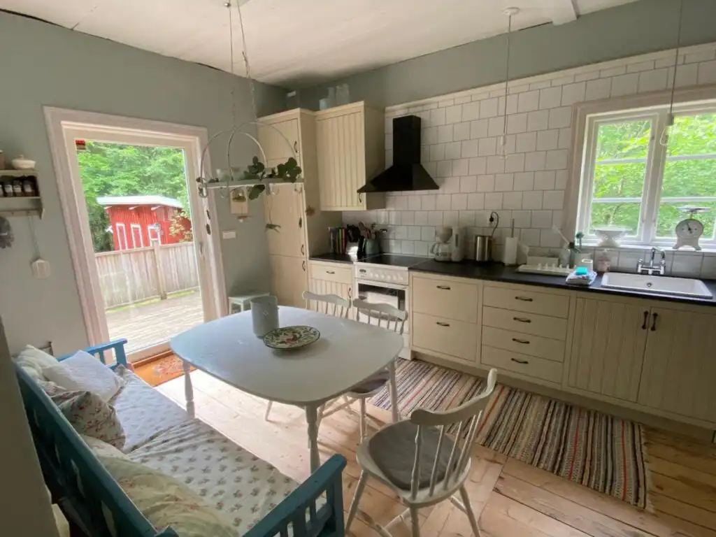Voll ausgestattete Küche im Ferienhaus Torsholma Skolhus in Småland mit moderner Küchenzeile