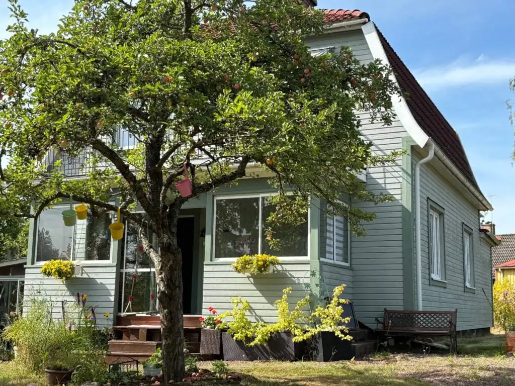 Außenansicht der Villa Luis Ferienhaus in Ruda Småland nach Renovierung 2025