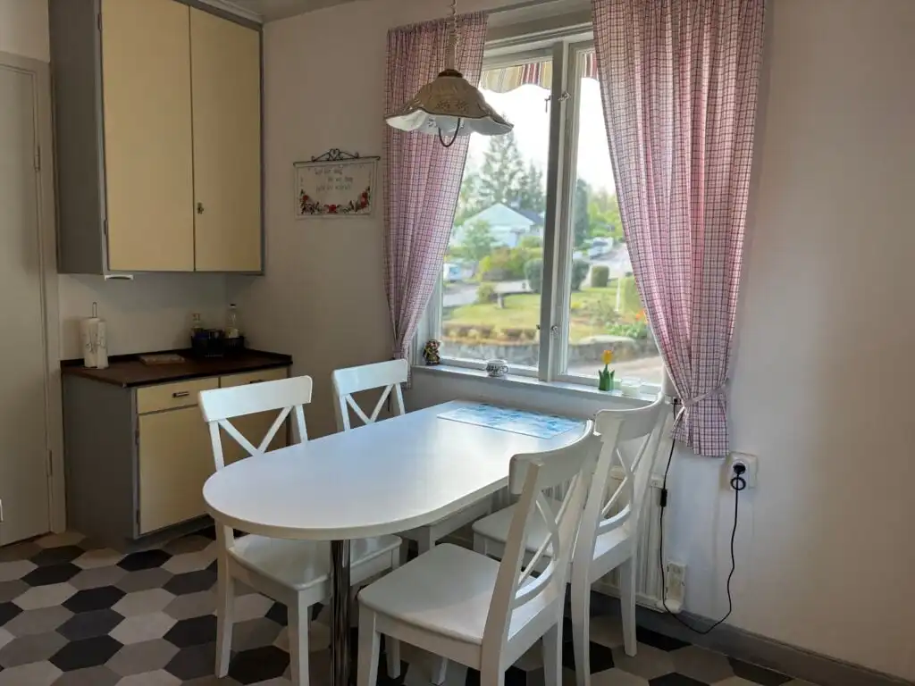 Essbereich in der Küche im Ferienhaus Hus Björk in Fågelfors – Ferienhaus in Småland