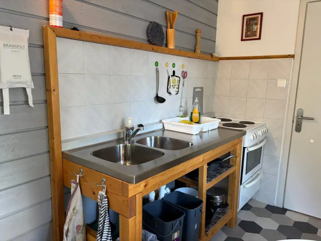 Küche mit Essplatz im Ferienhaus Hus Björk in Fågelfors – Ferienhaus für 5 Personen in Småland