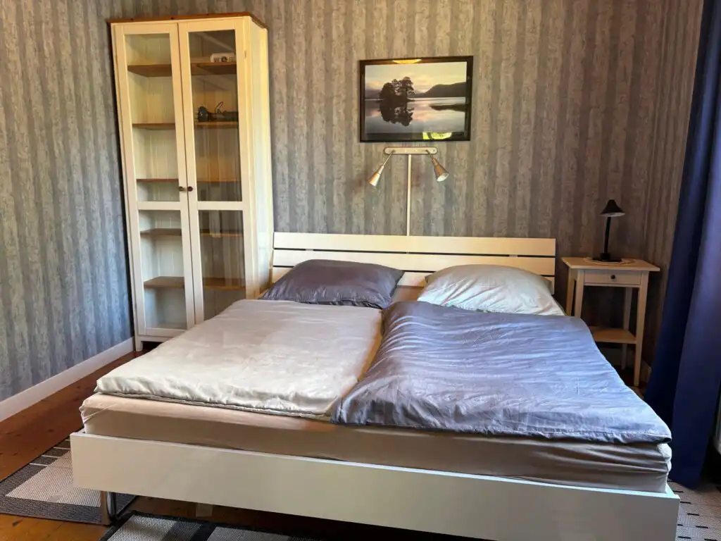 Schlafzimmer mit Doppelbett im Ferienhaus Hus Björk in Fågelfors – Ferienhaus in Småland