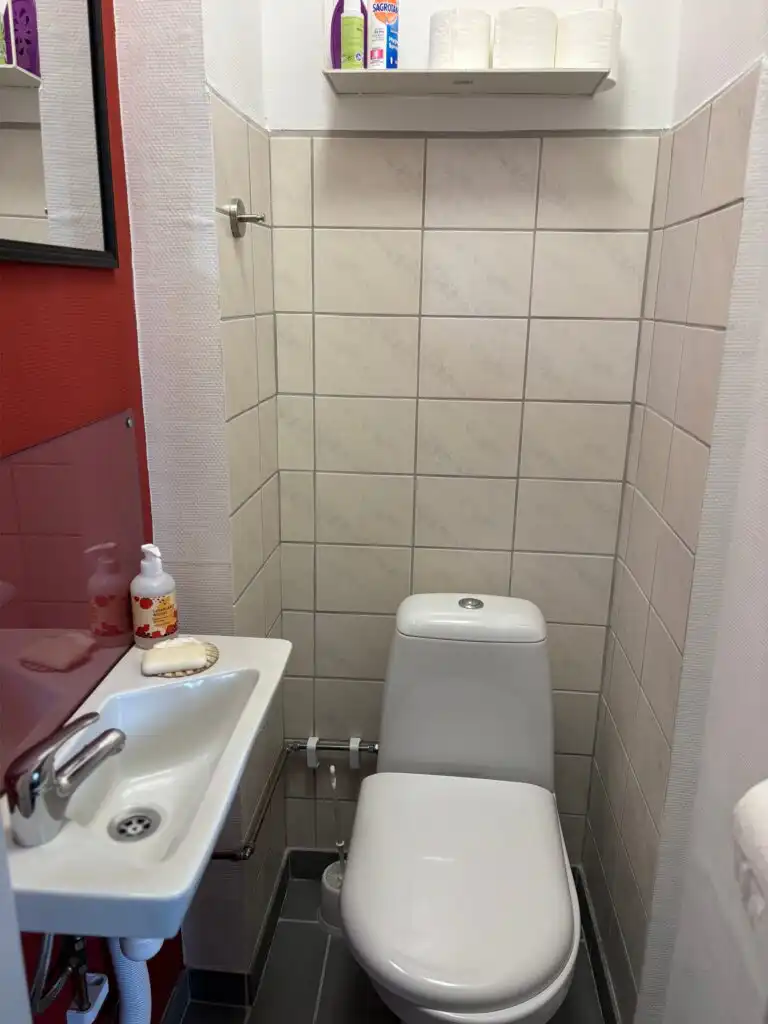 Badezimmer mit Dusche im Ferienhaus Hus Björk in Fågelfors – Ferienhaus für 5 Personen in Småland