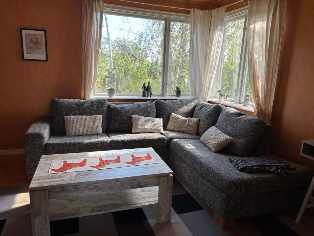 Wohnzimmer mit Sofa im Ferienhaus Hus Björk in Fågelfors – Ferienhaus in Småland für Familien