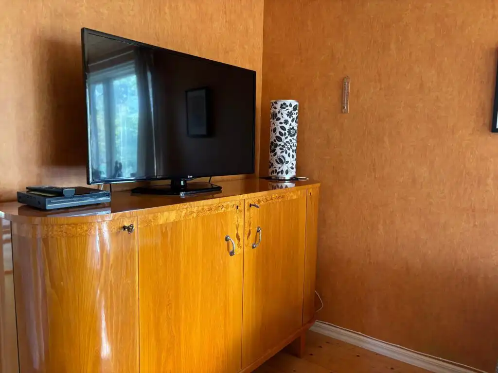 Wohnzimmer mit TV im Ferienhaus Hus Björk in Fågelfors – Ferienhaus in Småland für 5 Personen