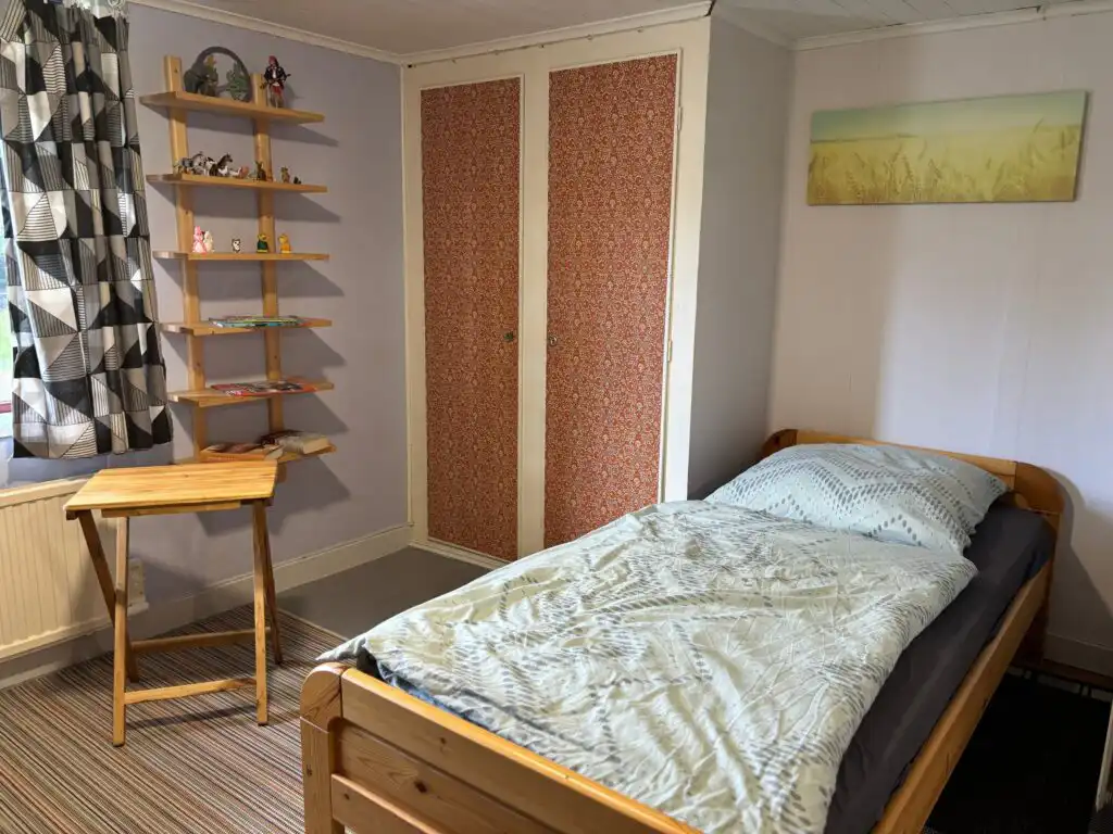 Schlafzimmer mit Einzelbett im Ferienhaus Hus Björk in Fågelfors – Ferienhaus in Småland