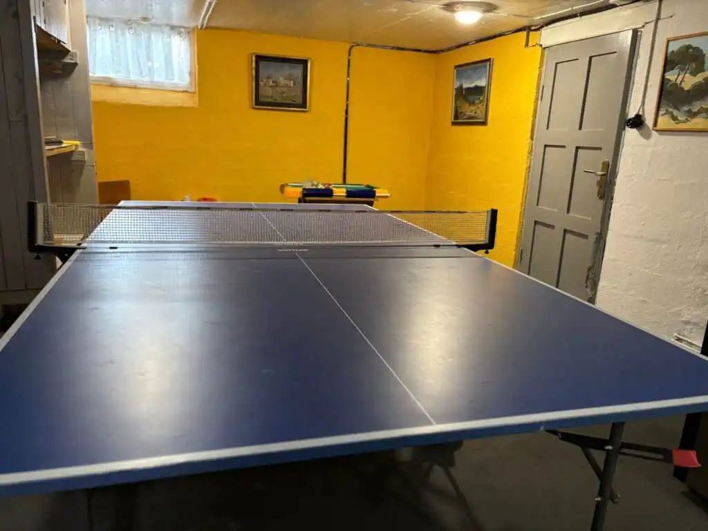 Tischtennisplatte im Ferienhaus Hus Björk in Fågelfors – Ferienhaus mit Spielmöglichkeiten in Småland