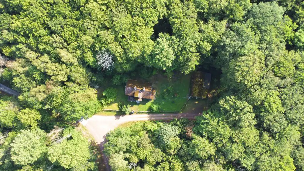 Luftaufnahme des Ferienhauses Bokhultet im Naturreservat Bokhultet in Småland inmitten von Wald und Natur