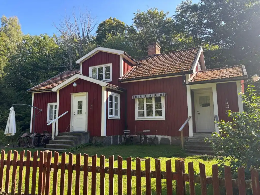 Ferienhaus Bokhultet im Naturreservat Bokhultet in Småland – rotes Schwedenhaus mit eingezäuntem Garten für Urlaub mit H