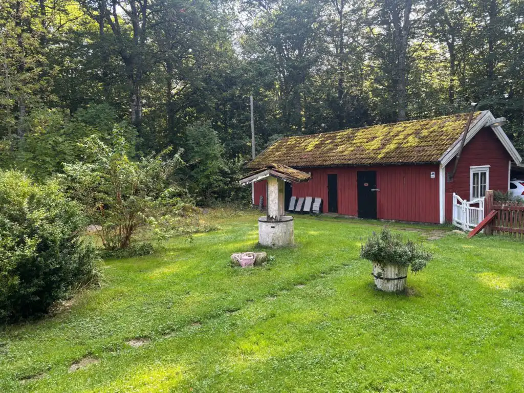 Großer Garten am Ferienhaus Bokhultet im Naturreservat Bokhultet – Natururlaub in Småland