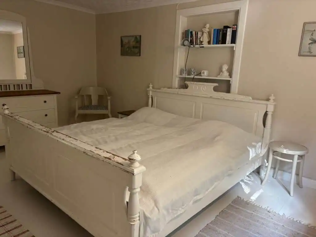 Schlafzimmer mit Doppelbett im Ferienhaus Bokhultet im Naturreservat Bokhultet