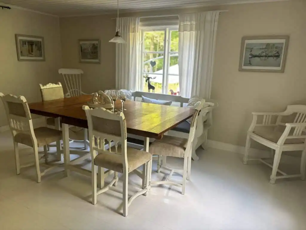 Essbereich im Wohnzimmer des Ferienhauses Bokhultet im Naturreservat Bokhultet in Småland