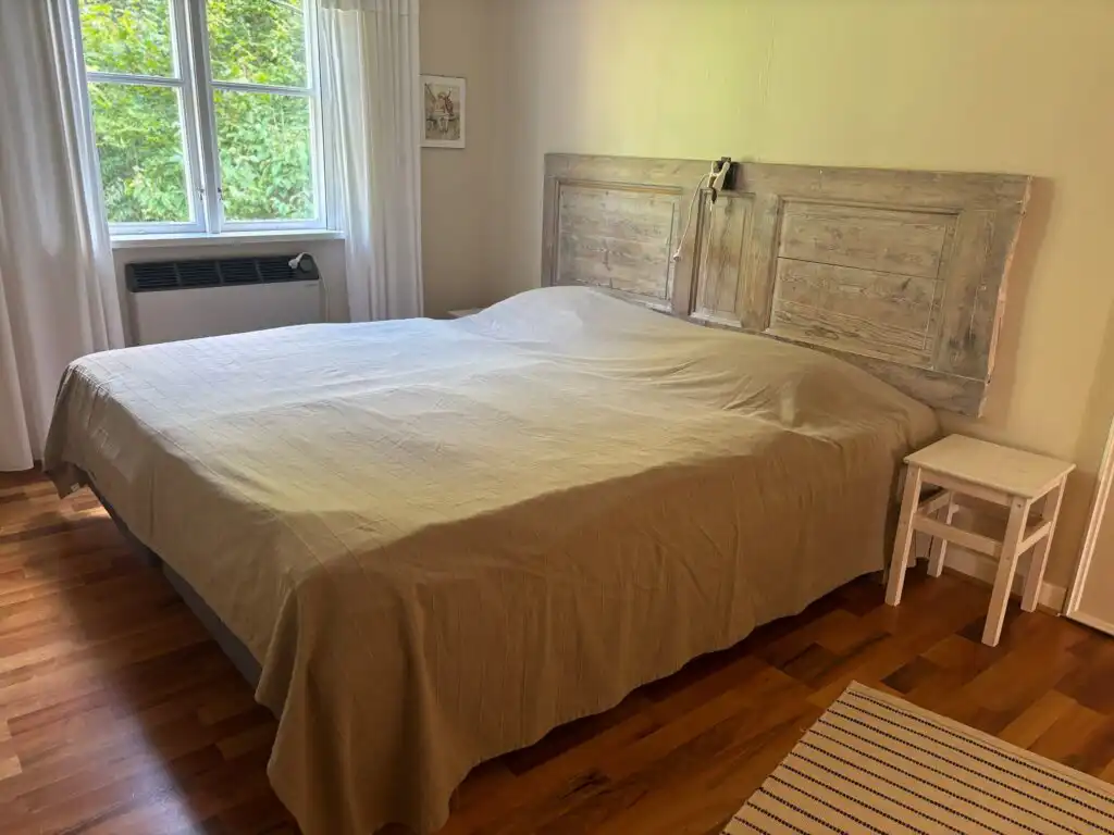Schlafzimmer mit Doppelbett im Ferienhaus Bokhultet im Naturreservat Bokhultet in Småland