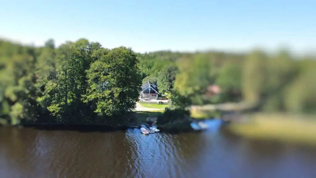 Luftaufnahme der Villa Seeblick – Ferienhaus direkt am See in ruhiger Waldlage in Småland
