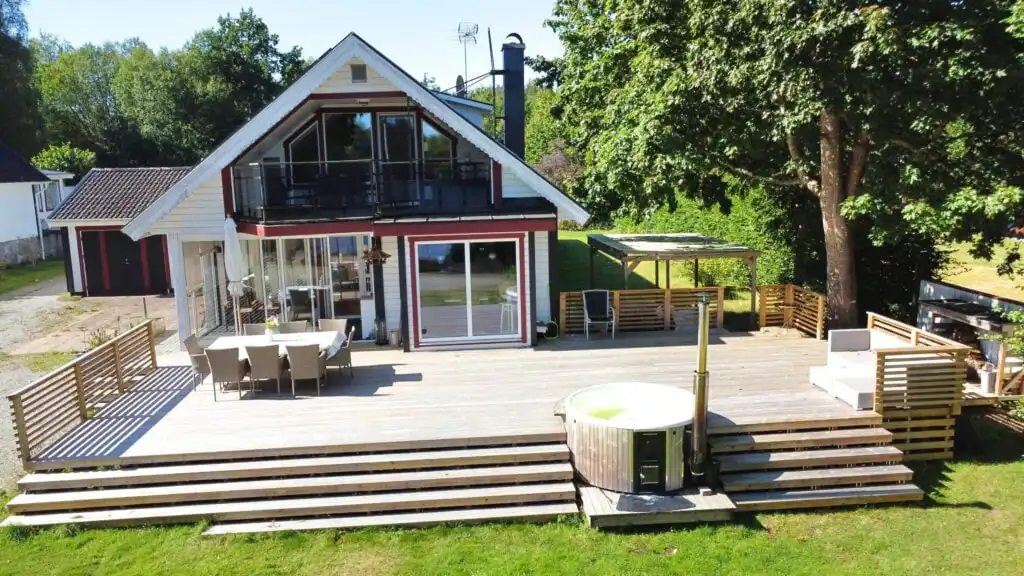 Villa Seeblick in Vissefjärda – Ferienhaus direkt am See mit privatem Steg, Boot und Hot Tub in Småland