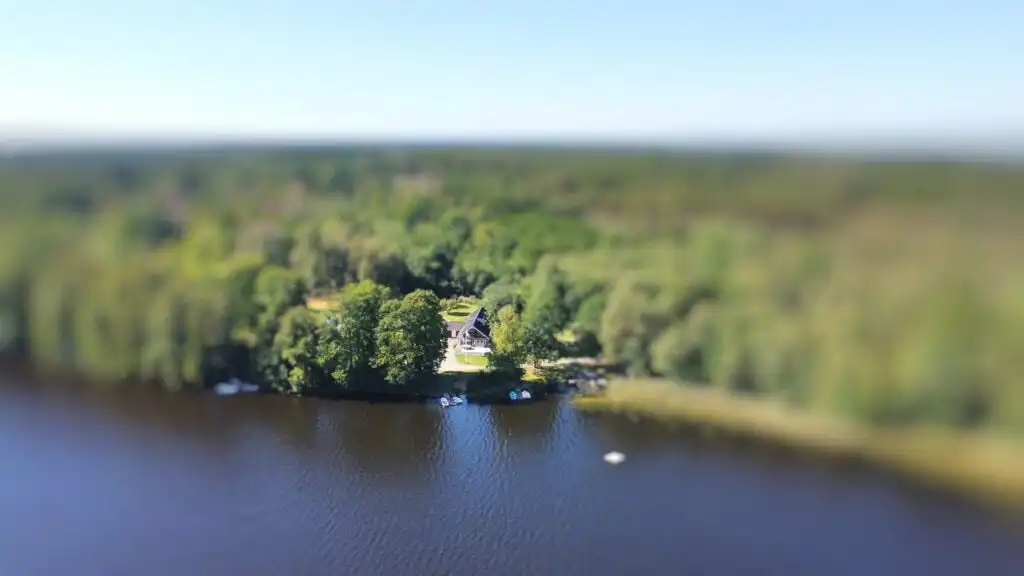 Luftaufnahme der direkten Seelage – Ferienhaus mit privatem Steg mitten im Wald in Småland