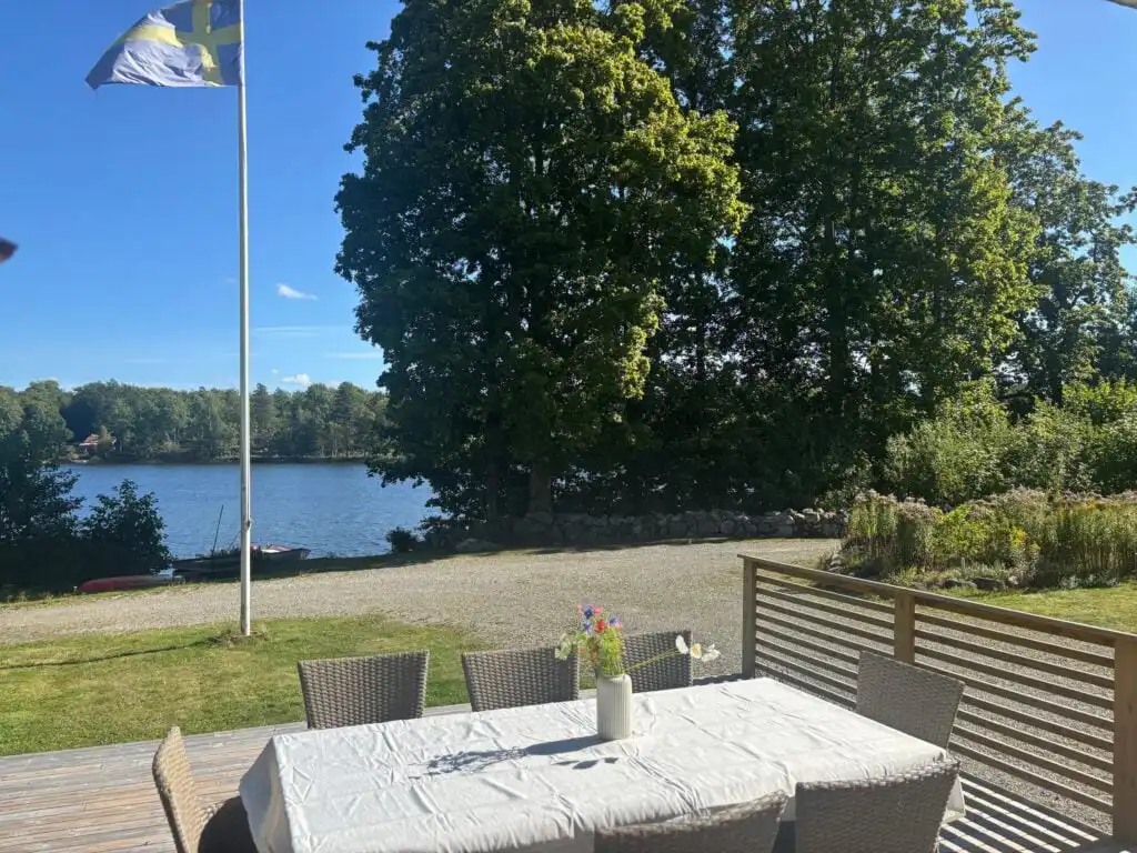 Luftaufnahme der direkten Seelage – Ferienhaus mit privatem Steg in Småland