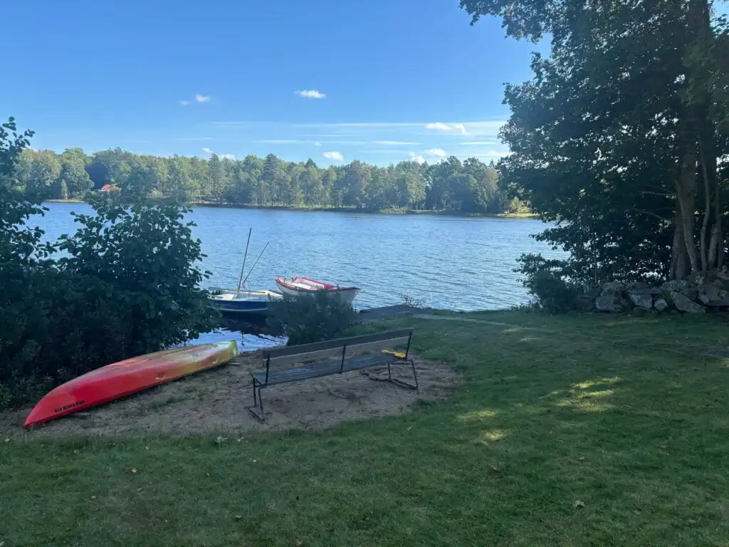 Boot und Kanu am privaten Seezugang – ideales Ferienhaus für Anglergruppen in Småland