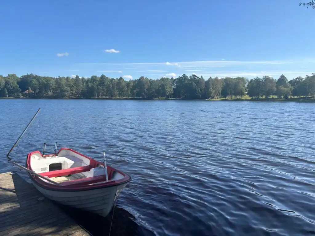 Boot am See vor der Villa Seeblick – ideales Ferienhaus für Anglergruppen in Småland