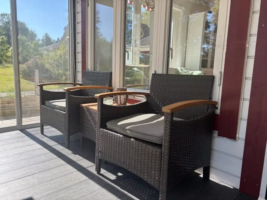 Terrasse mit Blick auf See und Wald – Ferienhaus mit Boot und Kanu in Småland