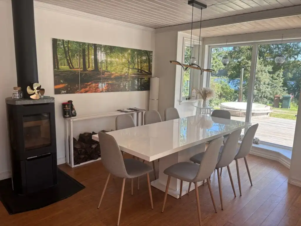Moderne Küche mit Blick auf See und Wald – Ferienhaus in direkter Seelage in Småland