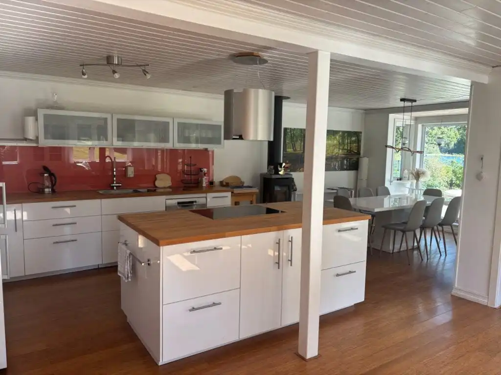 Offene Küche mit viel Platz – Ferienhaus für Gruppen und Angler in Småland
