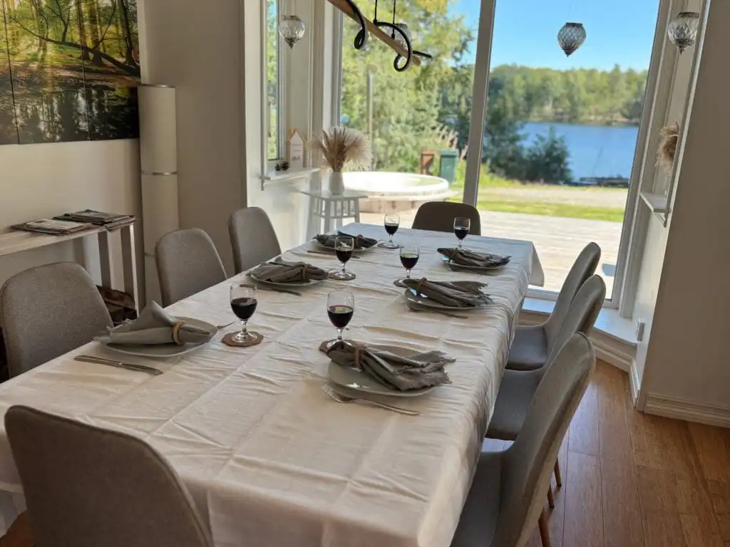 Wohnzimmer mit Blick auf den See – familienfreundliches Ferienhaus für bis zu 12 Personen in Vissefjärda
