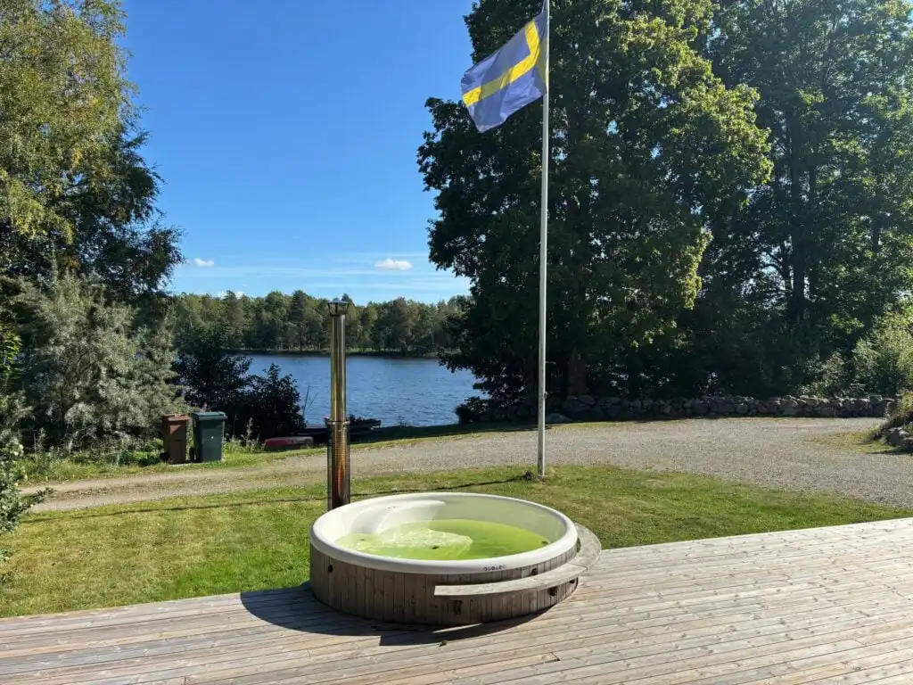 Hot Tub mit Blick auf den See – Ferienhaus mitten im Wald mit direkter Seelage in Vissefjärda