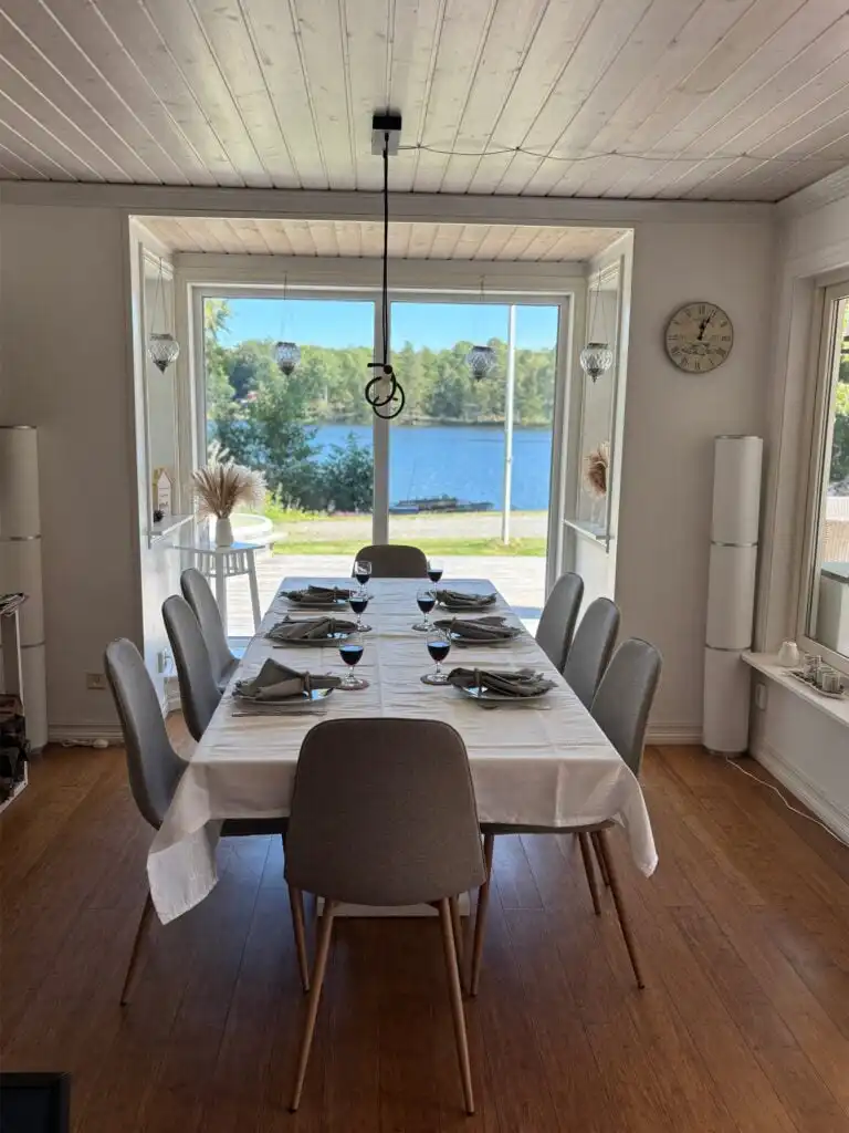 Wohnbereich mit direktem Blick auf den See – Ferienhaus Villa Seeblick in Vissefjärda für bis zu 12 Personen