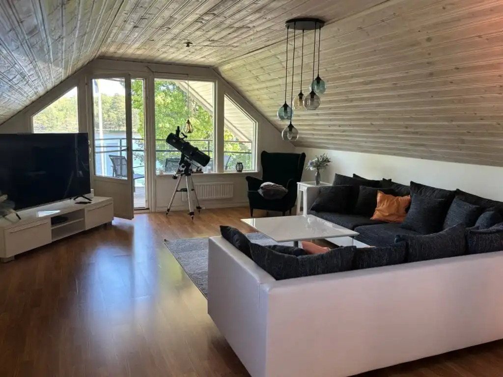 Großzügiger Wohnraum für Familien und Gruppen – Ferienhaus mitten im Wald am See