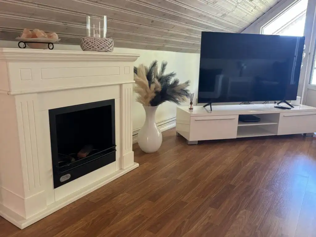Kamin im Wohnbereich – Ferienhaus direkt am See mit Sauna und Hot Tub in Småland