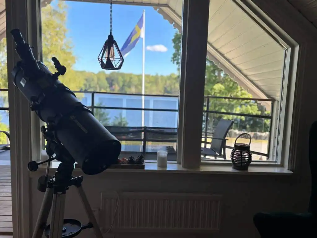 Seeblick aus dem Innenbereich – Ferienhaus mit privatem Steg in Småland