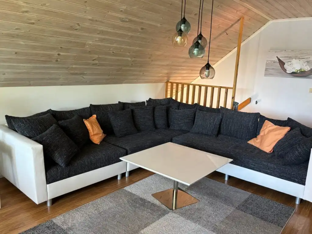 Großer Wohnbereich für Gruppen – Ferienhaus für Angler und Familien in Vissefjärda
