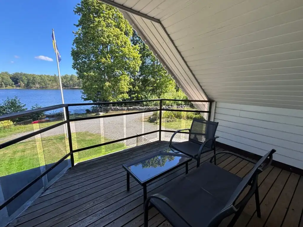 Balkon mit Blick auf den See – Ferienhaus direkt am Wasser in Vissefjärda
