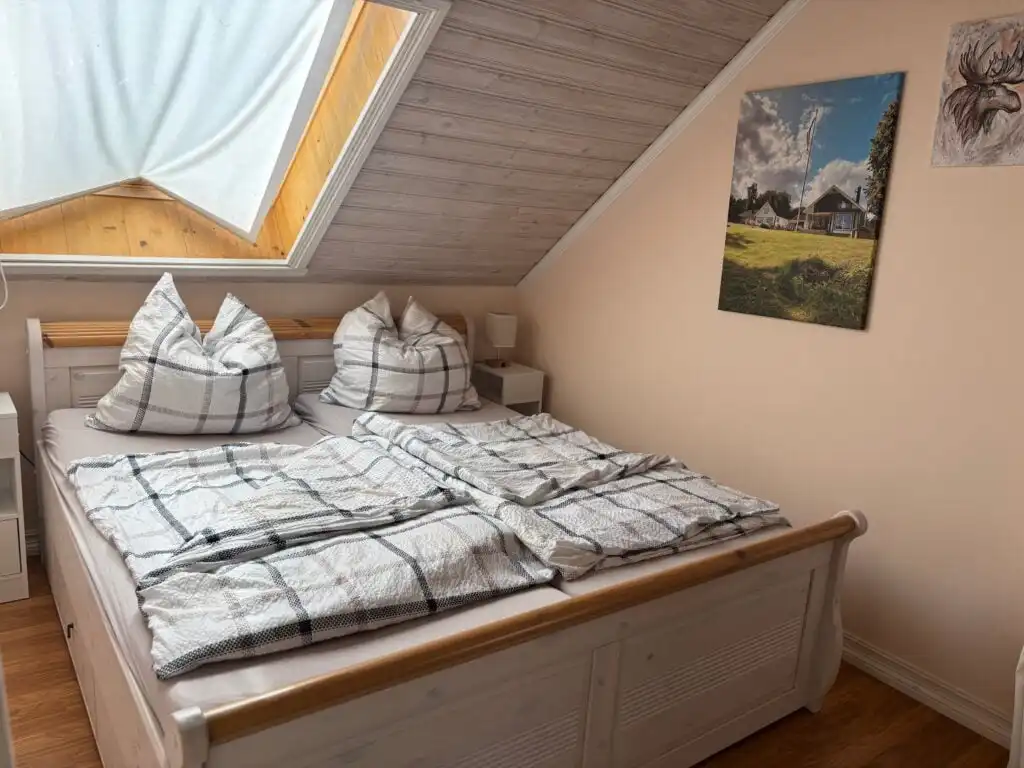 Gemütliches Dachgeschoss-Schlafzimmer – Ferienhaus mitten im Wald am See