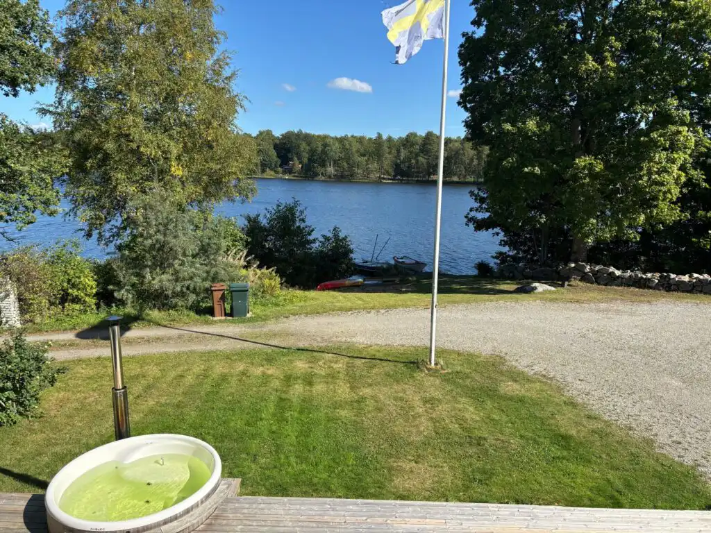 Großes Grundstück mit direktem Seezugang – Ferienhaus mitten im Wald in Småland