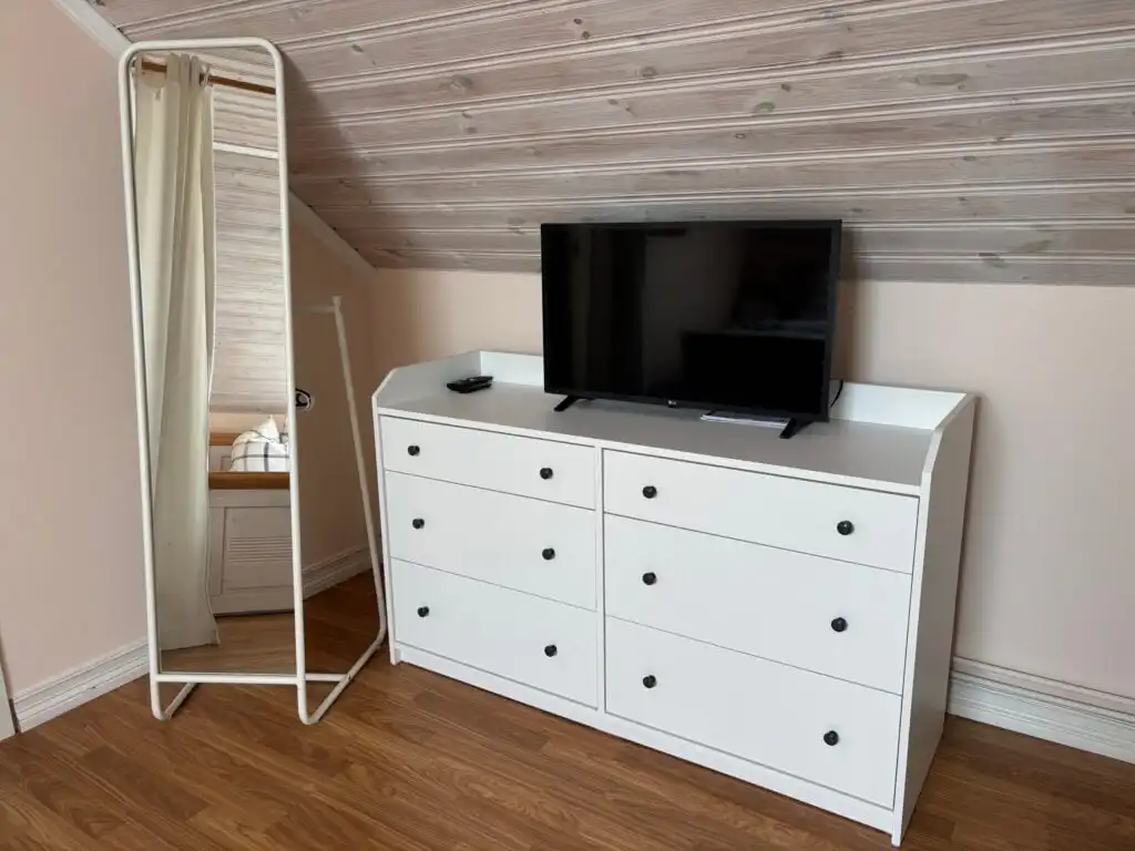 Schlafzimmer mit Stauraum – ideal für längeren Gruppenurlaub in Vissefjärda