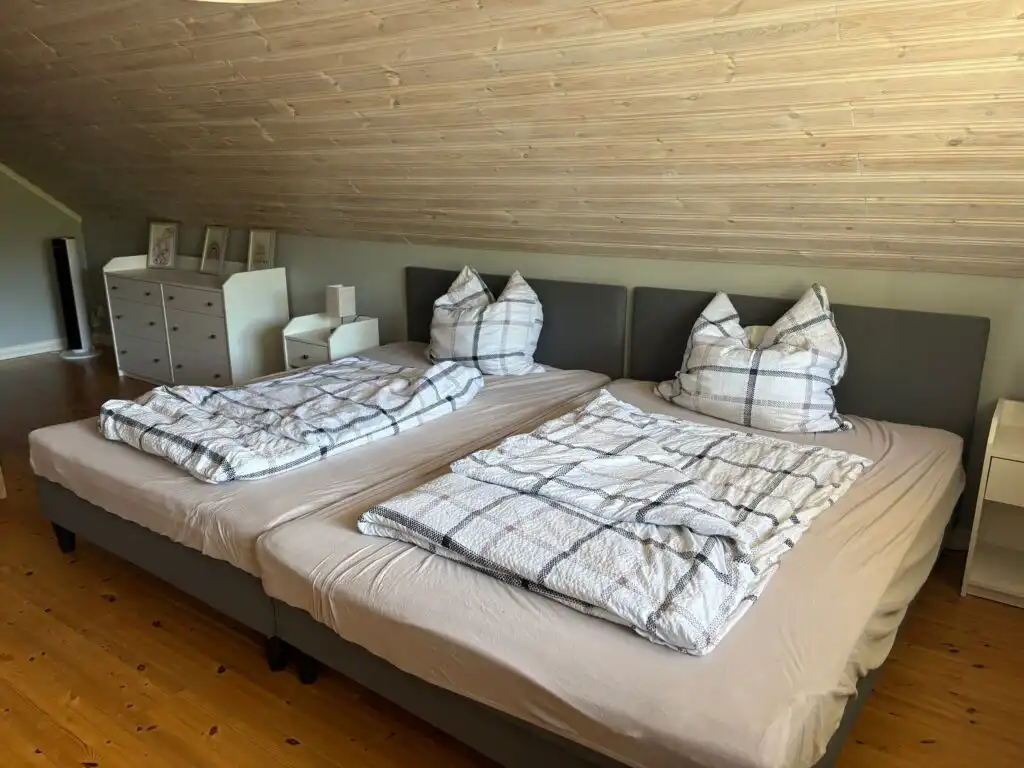 Helles Schlafzimmer mit Familienbett – Ferienhaus für bis zu 12 Personen in Småland