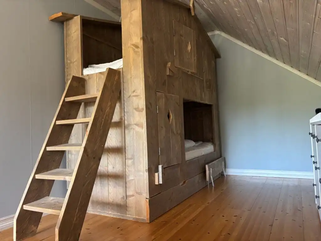 Schlafzimmer mit Etagenbett – familienfreundliches Ferienhaus für große Gruppen