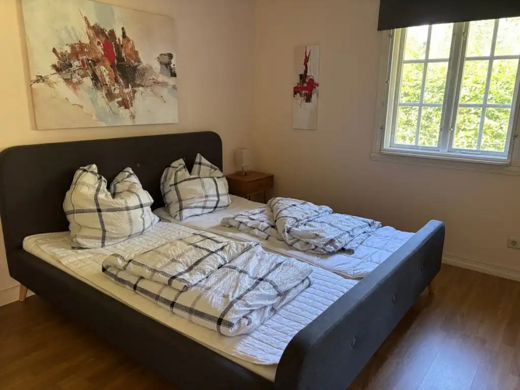 Großzügiges Schlafzimmer für Gruppen – Ferienhaus Villa Seeblick direkt am See in Vissefjärda
