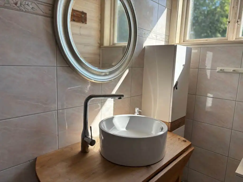 Helles Badezimmer mit moderner Ausstattung – Villa Seeblick für Gruppenurlaub