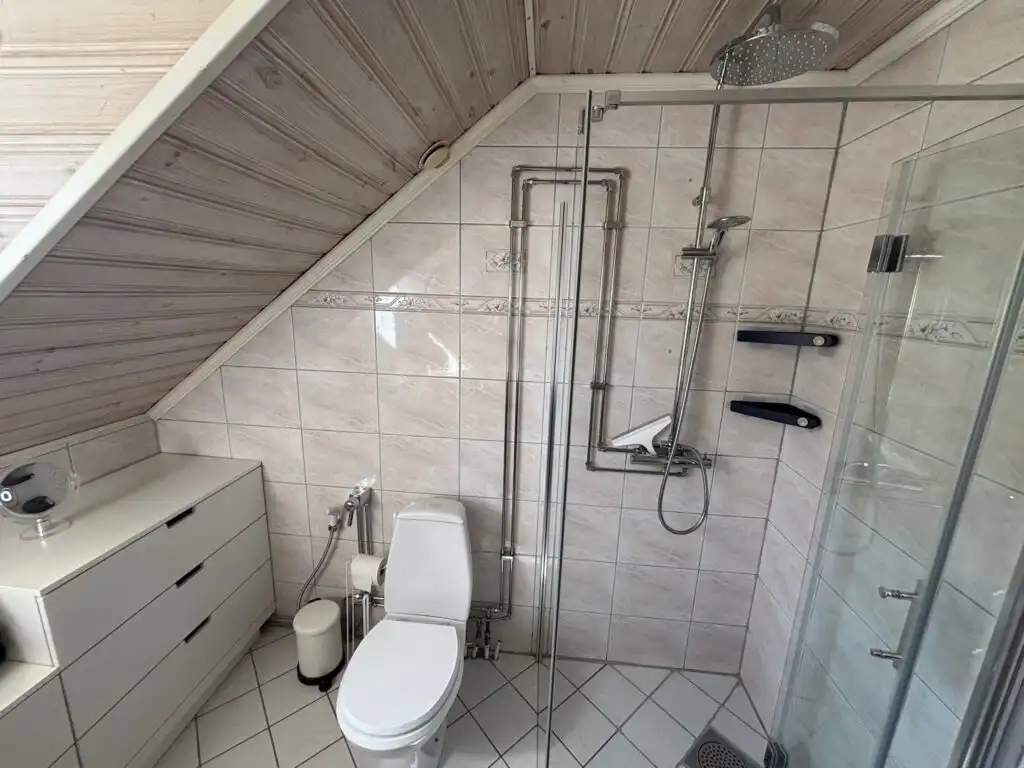 Modernes Badezimmer mit Dusche – Ferienhaus mit Sauna und Hot Tub in Småland