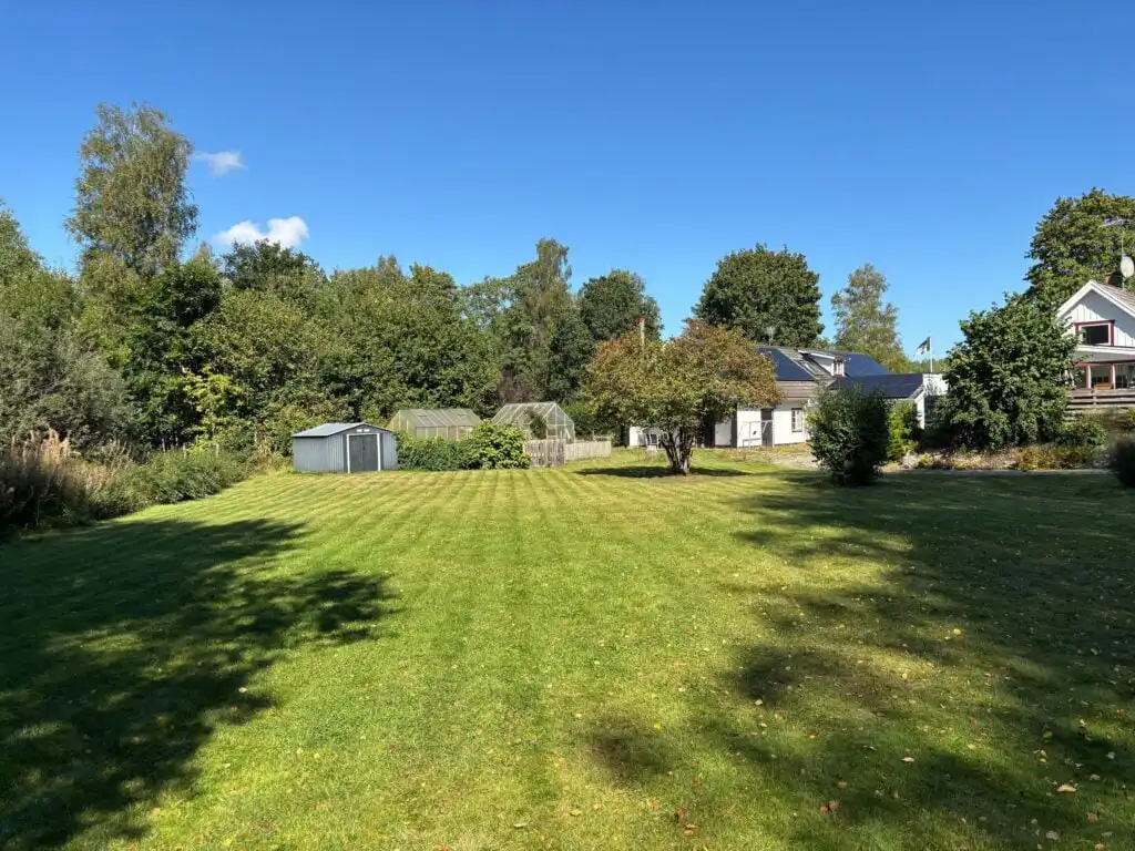 Großes Naturgrundstück der Villa Seeblick – Ferienhaus direkt am See in Vissefjärda