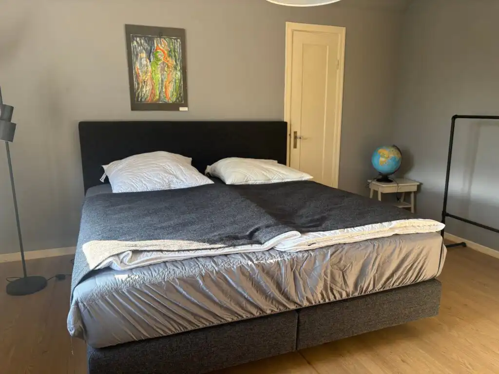 Schlafzimmer mit Doppelbett im Hus Silverdalen nahe Astrid Lindgren Welt