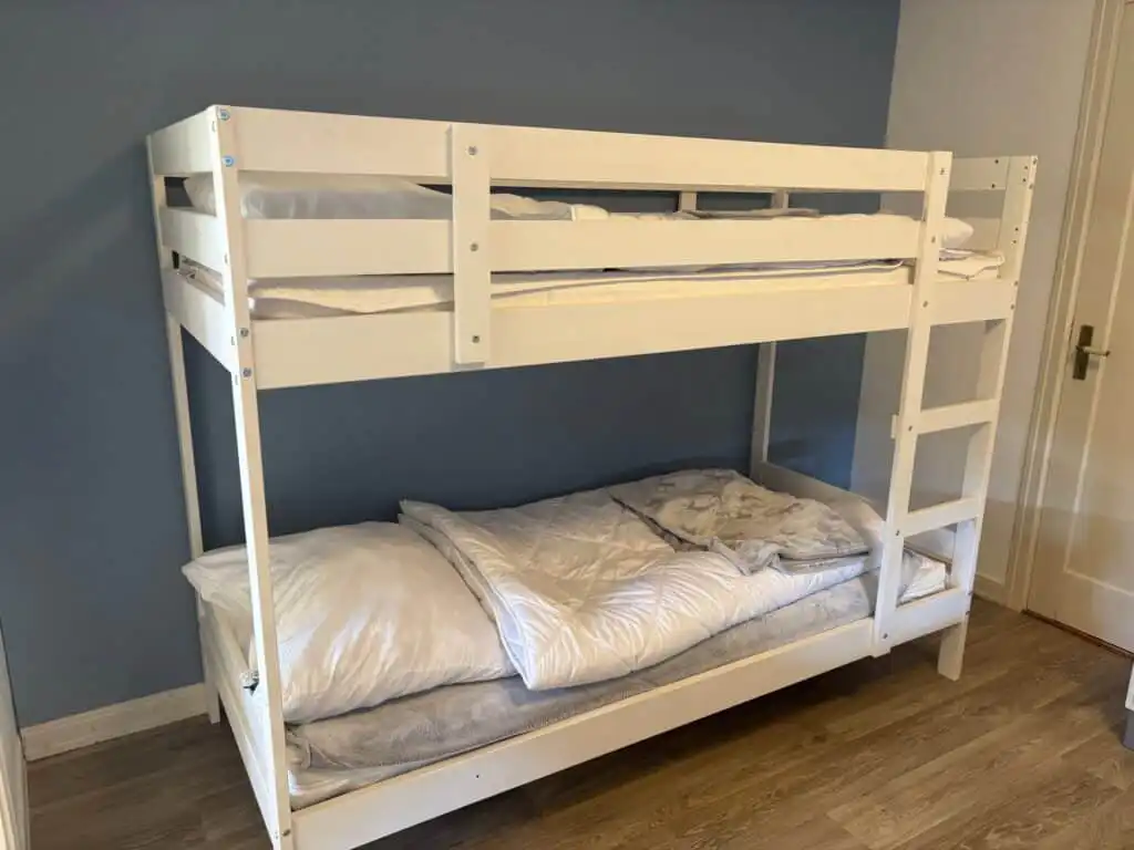 Schlafzimmer mit Etagenbett im Hus Silverdalen – ideal für Familien bei Vimmerby