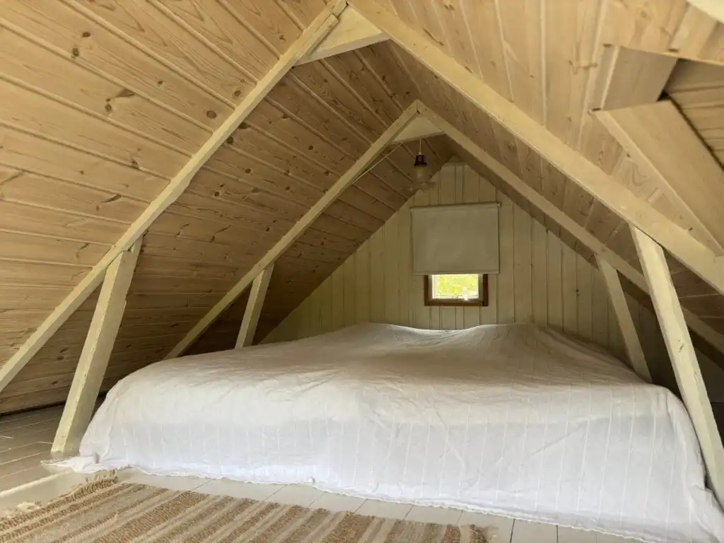 Schlafbereich unter dem Dach im Hus Sinnermåla