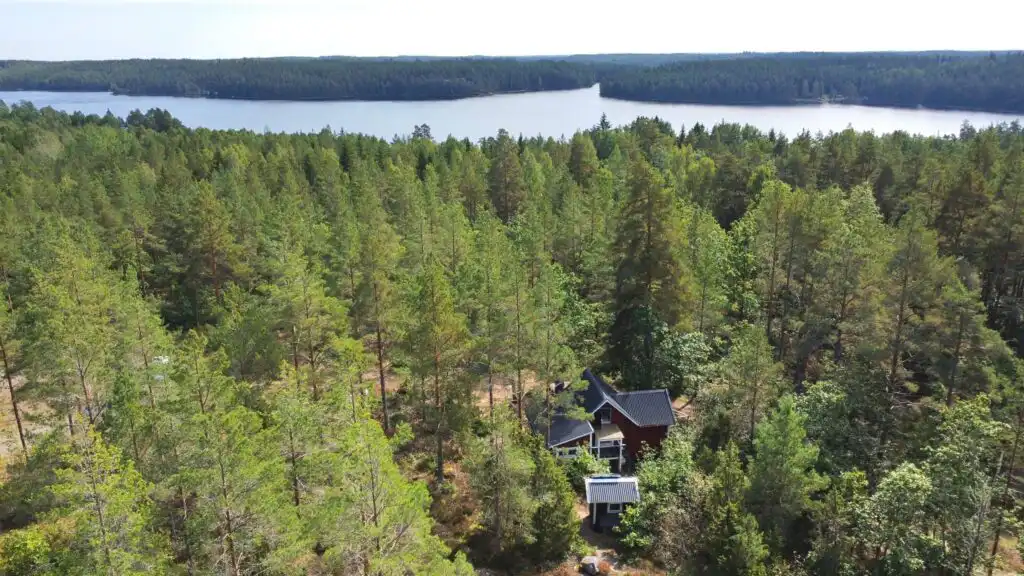 Vogelperspektive des Sinnernsees bei Högsby in Småland