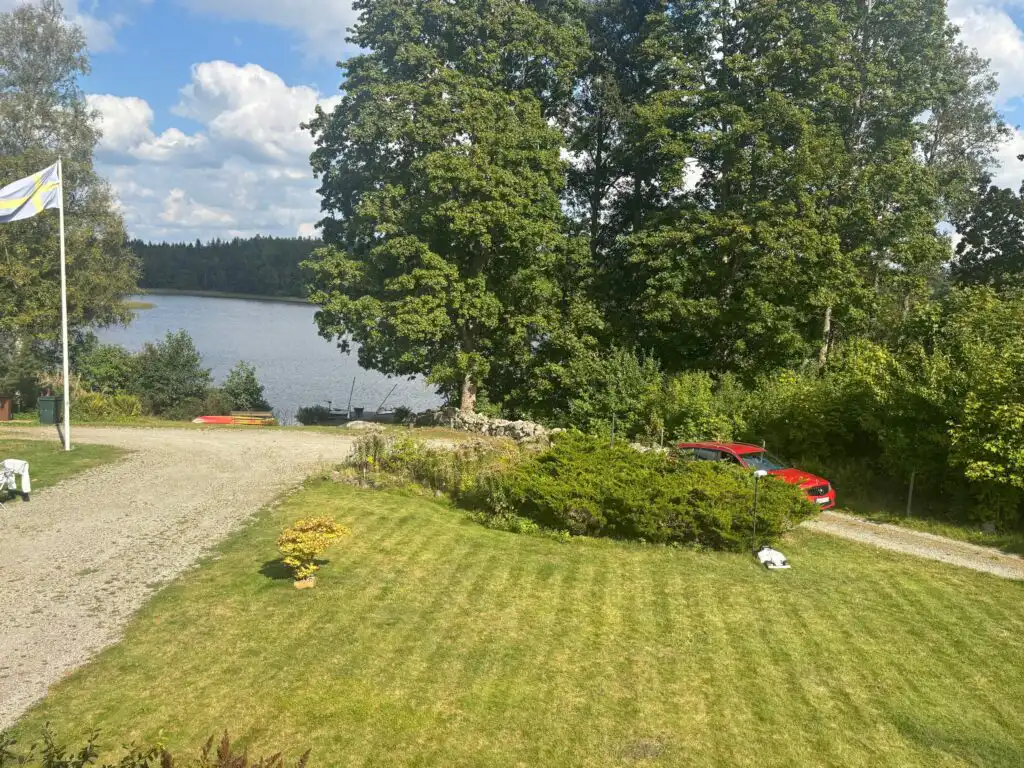 Großer Garten der Villa Waldsee – Ferienhaus mit direkter Seelage in Vissefjärda